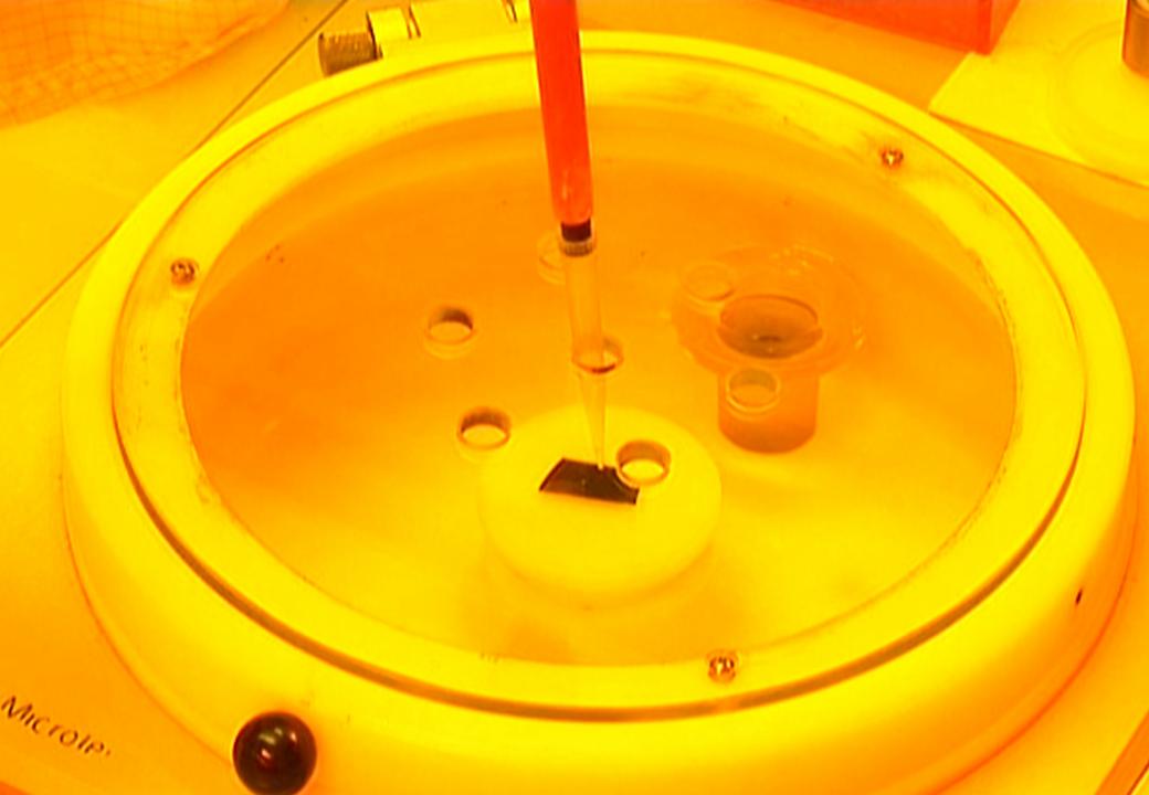Etalement de résine sur échantillon par centrifugation à l'aide d'une tournette