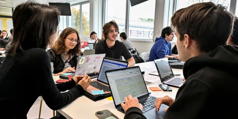 élèves ingénieurs pendant le challenge innovation centrale lyon