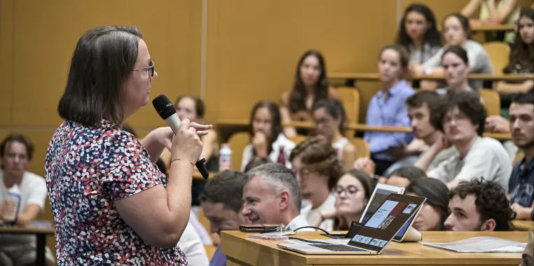enseignant en cours du cycle ingénierie