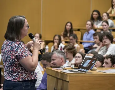 enseignant en cours du cycle ingénierie