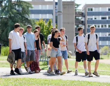 élèves ingénieurs sur le campus centrale lyon