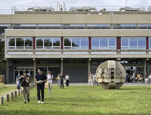 élèves ingénieurs sur le campus centrale lyon