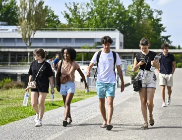 élèves ingénieurs sur le campus de centrale lyon