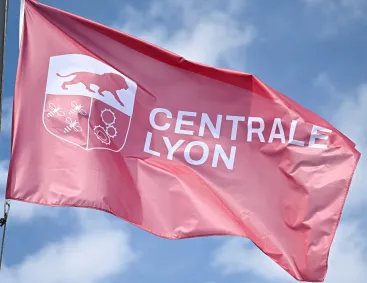 Drapeau avec le logo Centrale Lyon
