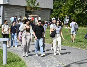 students on the centrale lyon campus