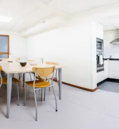Image 1 Common room (from left to right: large table, kitchen with microwave oven and four hotplates)