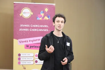 Photo de Charles Javerliat durant la phase de pitch au bootcamp Expl'AURA