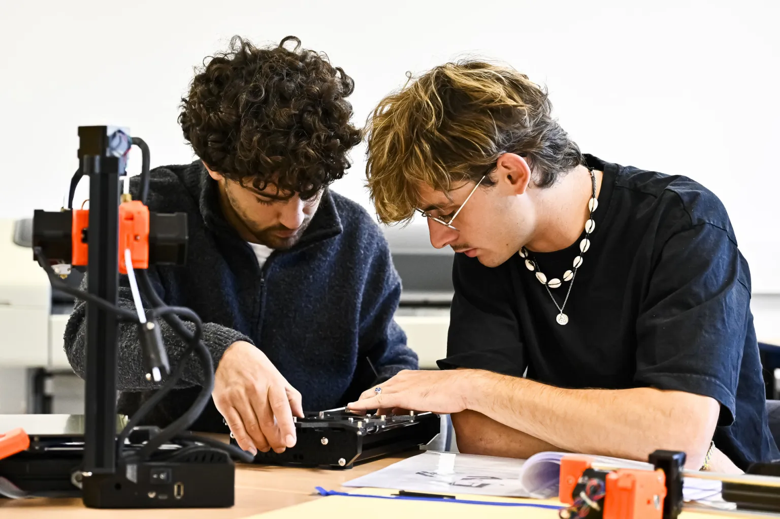 Deux étudiants travaillent ensemble lors d'un TP