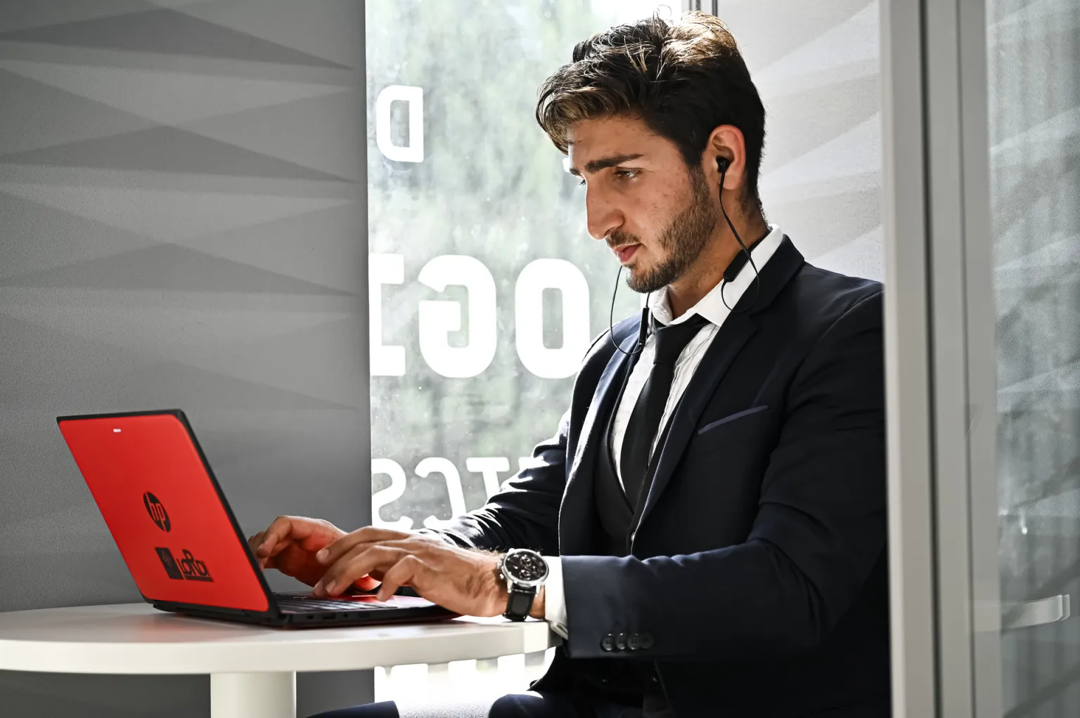 Etudiant concentré sur son ordinateur