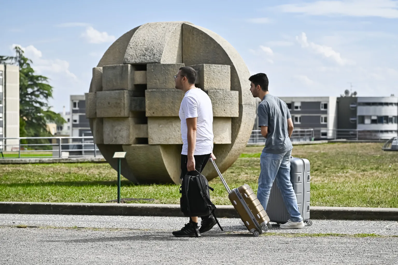 students with suitcases campus centrale lyon