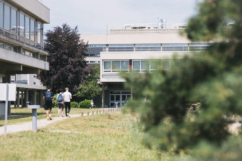 Vue du campus d'Écully - 17 hectares arborés et aménagés en faveur de la biodiversité