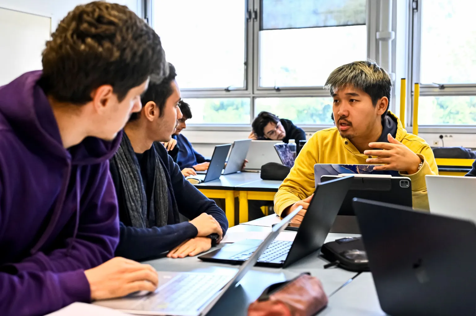 élèves réalisant un projet digital