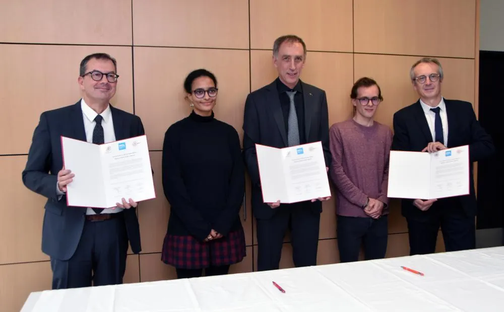 De gauche à droite : Raymond Le Moign, directeur général des Hospices Civils de Lyon ; Josée-Angel Zenar-Pinville, étudiante du double diplôme ; Frank Debouck, directeur de l’École Centrale de Lyon jusqu’au 30/11/2021 ; Thibaut Romann, étudiant du double diplôme ; Fréderic Fleury, président de L’Université Claude Bernard Lyon 1. Le 19/11/2021 lors de la signature de la déclaration de partenariat.