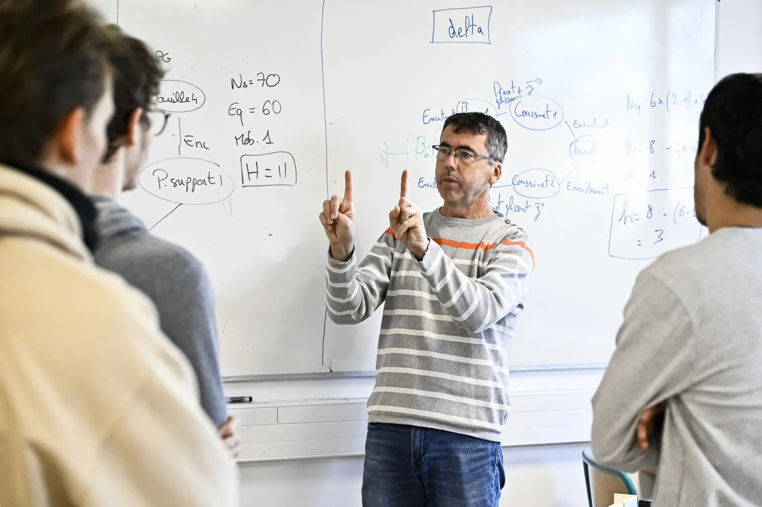 Teacher during a practical course at Centrale Lyon