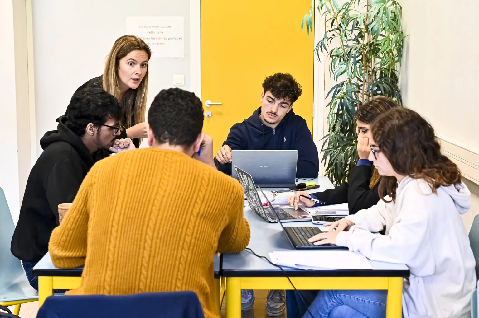Students during a practical course at Centrale Lyon
