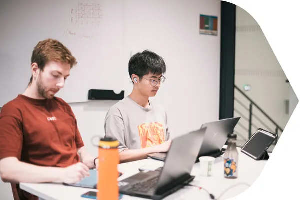 élèves ingénieur travaillant sur ordinateur