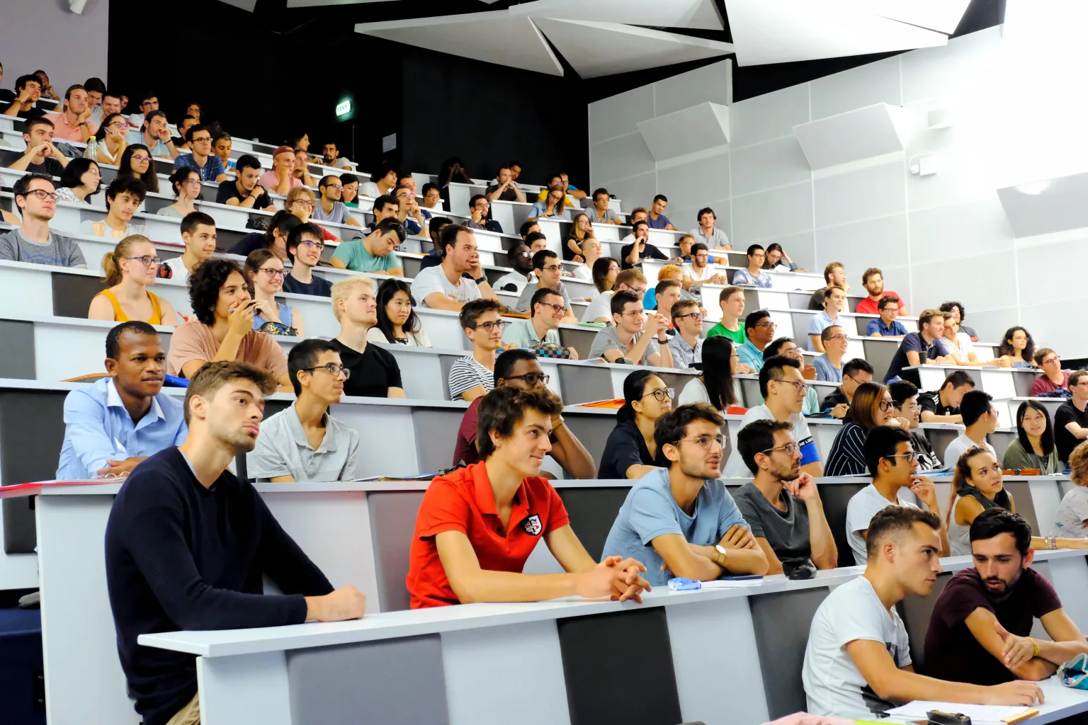 élèves ingénieur en cours de sciences politiques