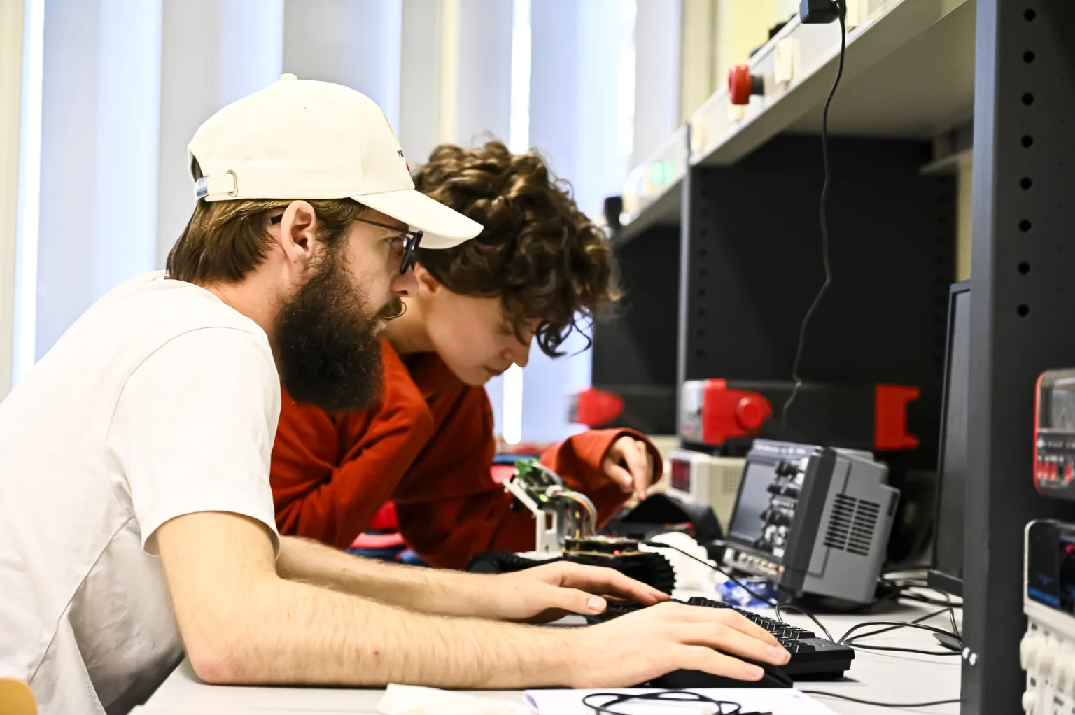 élèves en cours de génie sensoriel - design