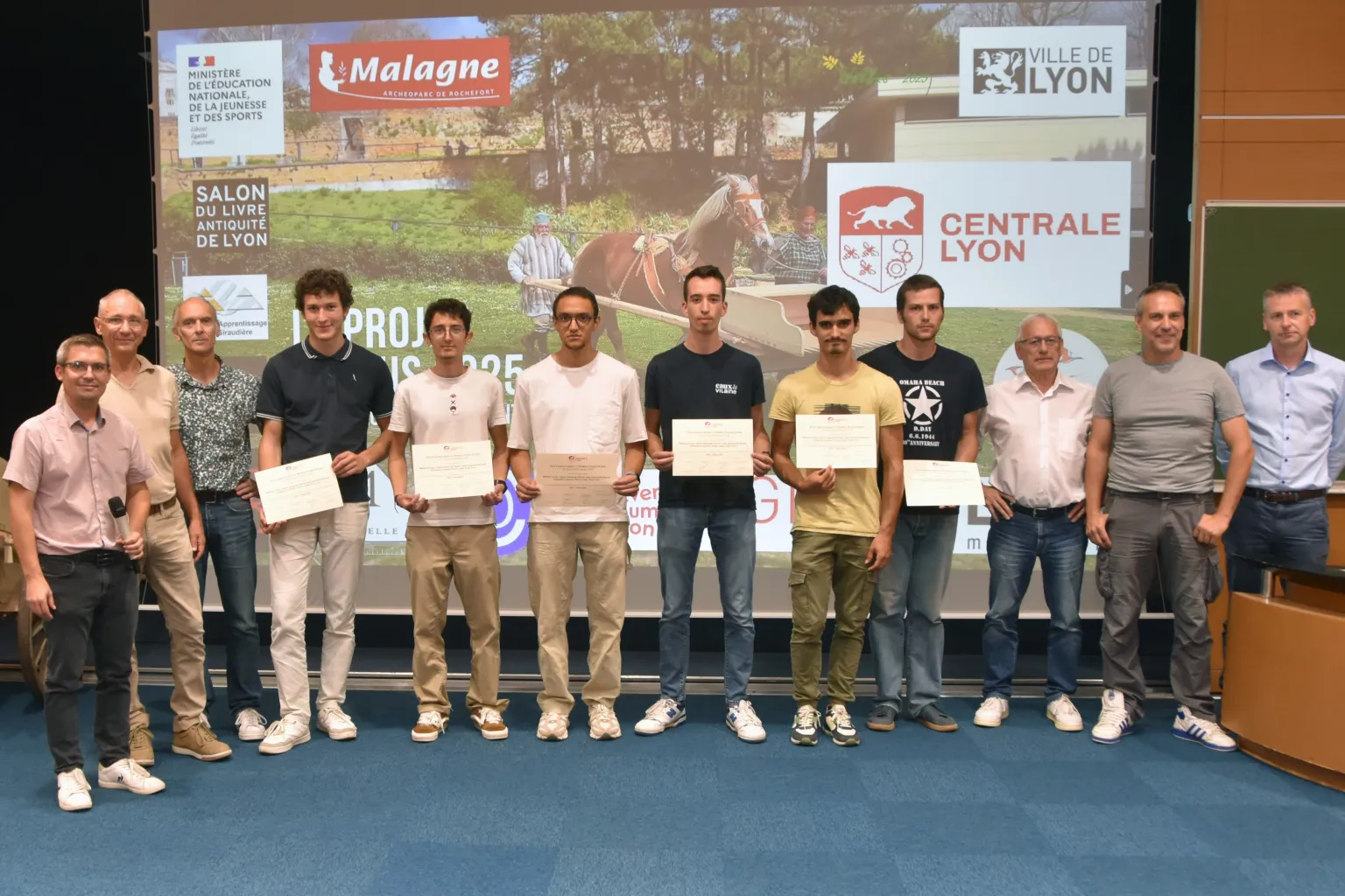 élèves ingénieurs récompensés pour leur prototype de moissonneuse