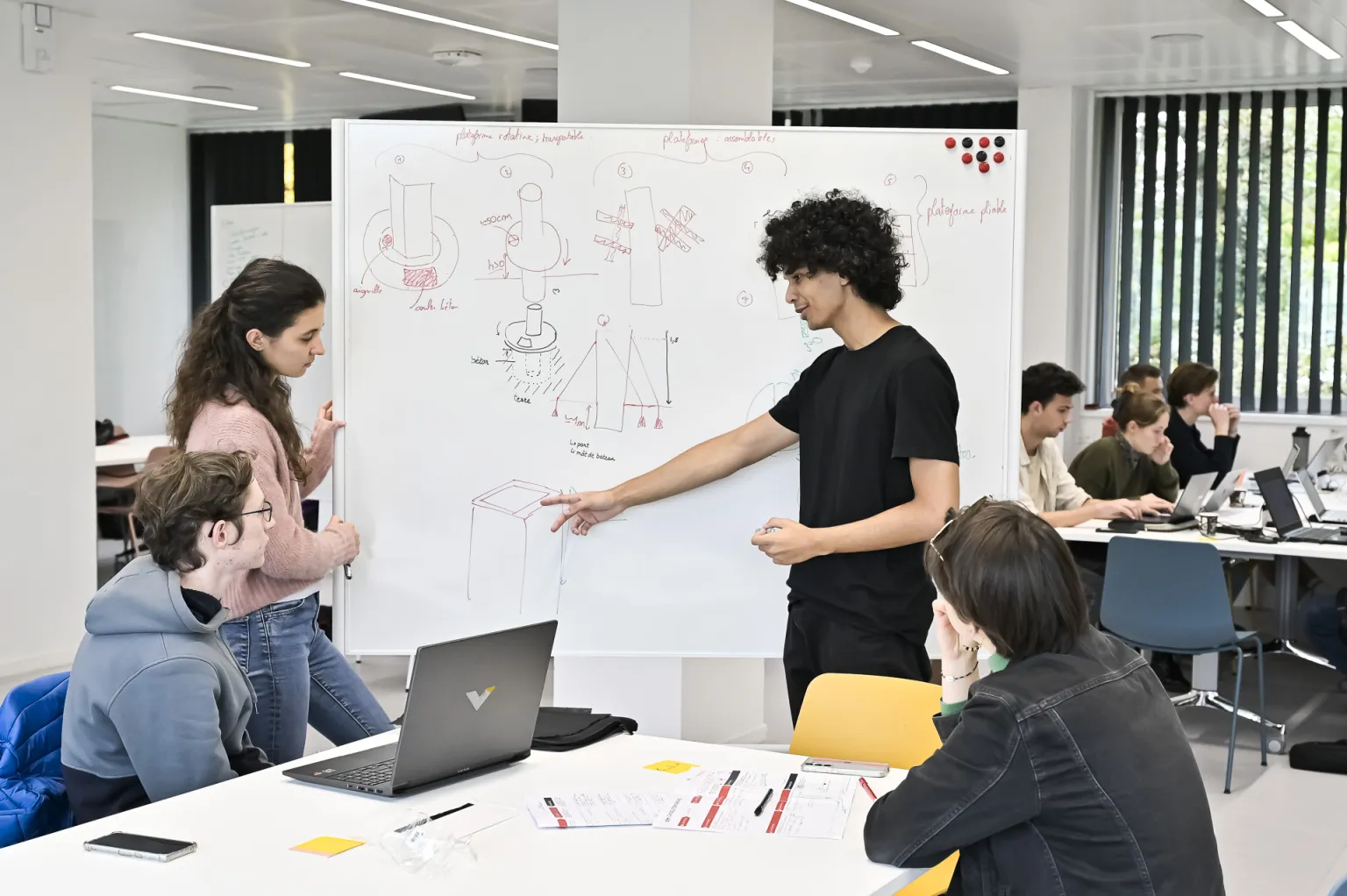 élèves ingénieur pendant le challenge innovation centrale lyon