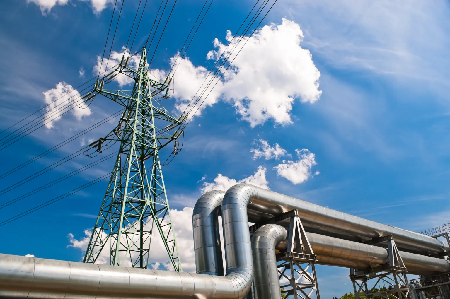 Deux des options pour ne pas gâcher la chaleur fatale des usines : générer de l’électricité pour le réseau électrique et alimenter un réseau de chauffage urbain. Crédit Adobe Stock réseau électrique