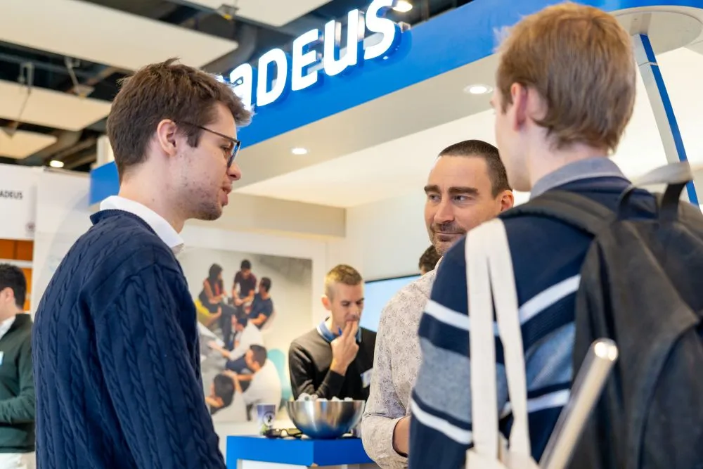 élève sur le stand amadeus du forum perspective