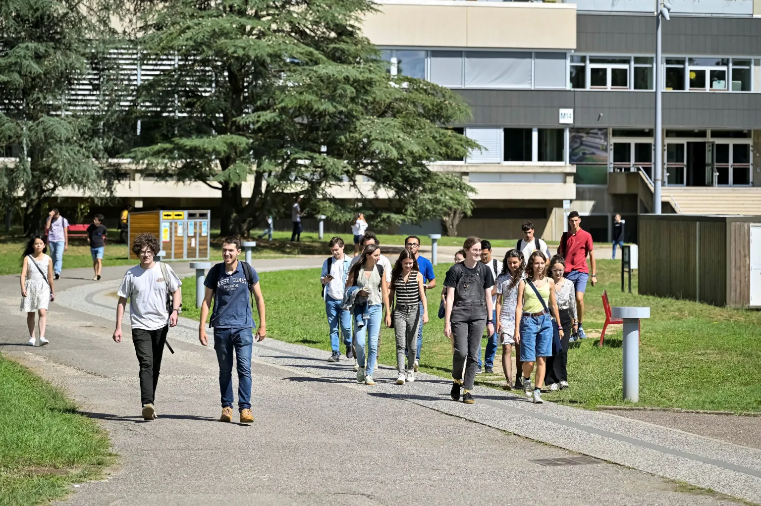 élèves ingénieurs sur le campus centrale lyon à écully