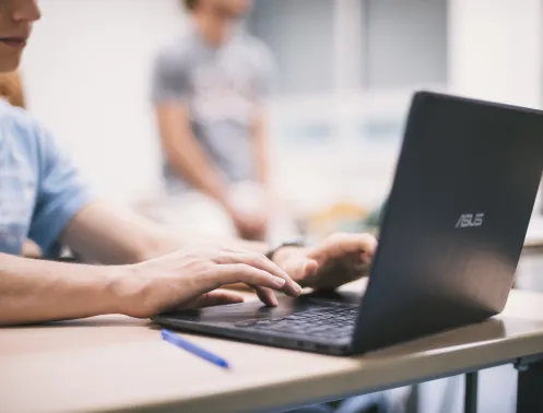 élève ingénieur travaillant sur ordinateur