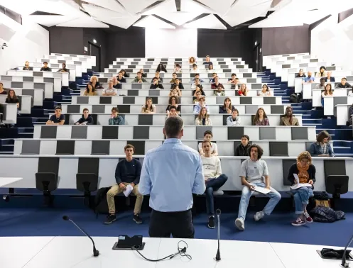 élèves ingénieurs en amphithéâtre